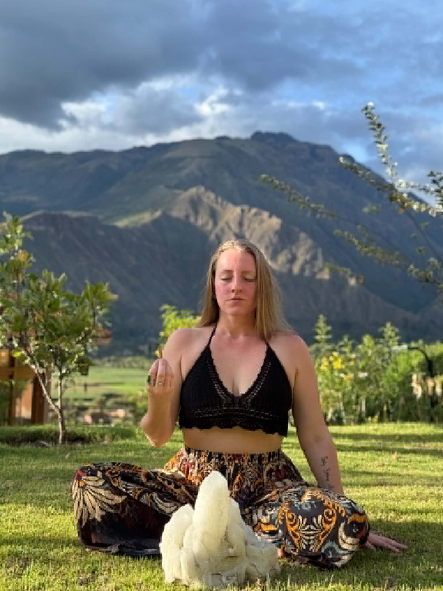 Flaurence Descoteaux en méditation dans un paysage de montagne